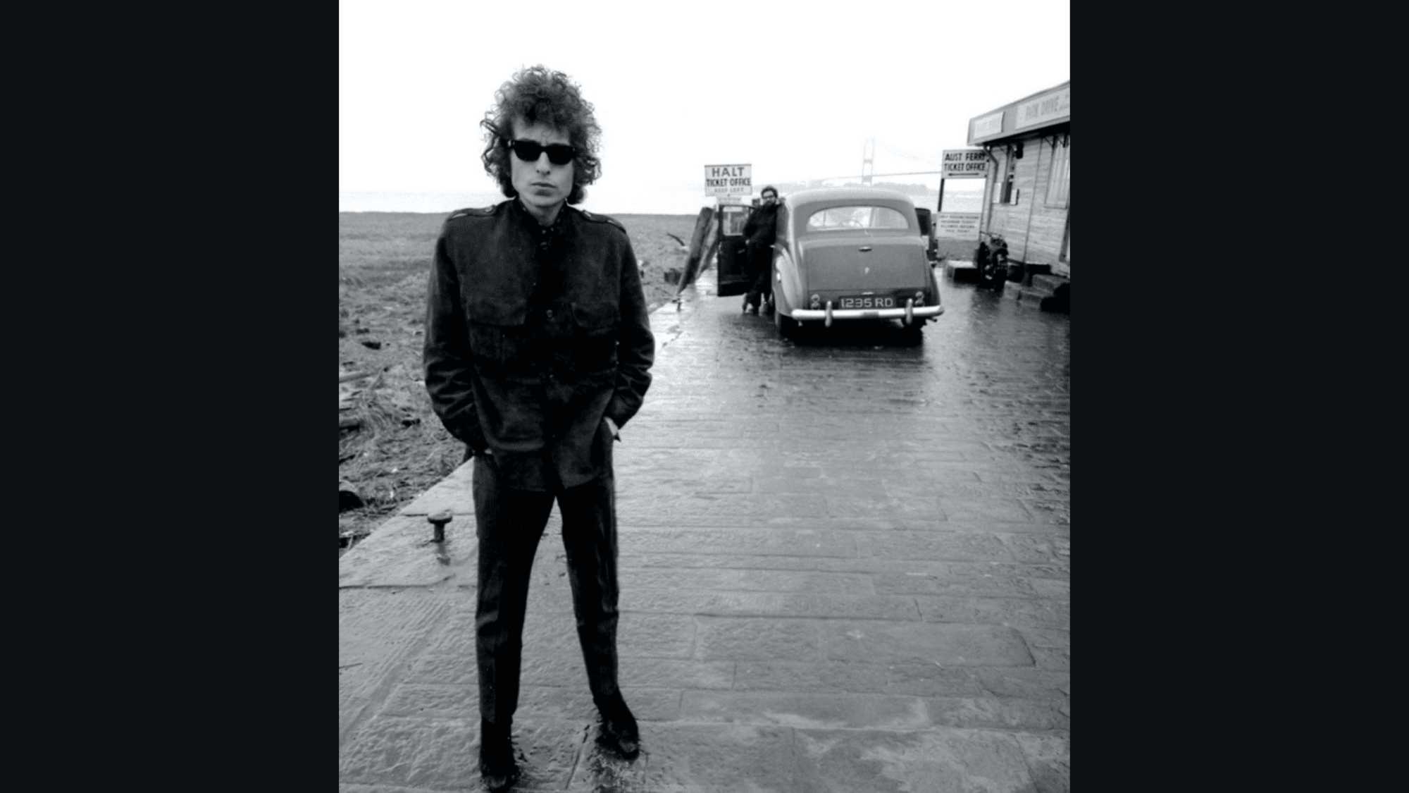 Detailed analysis of Bob Dylan's fashion choices and their impact on menswear trends.
